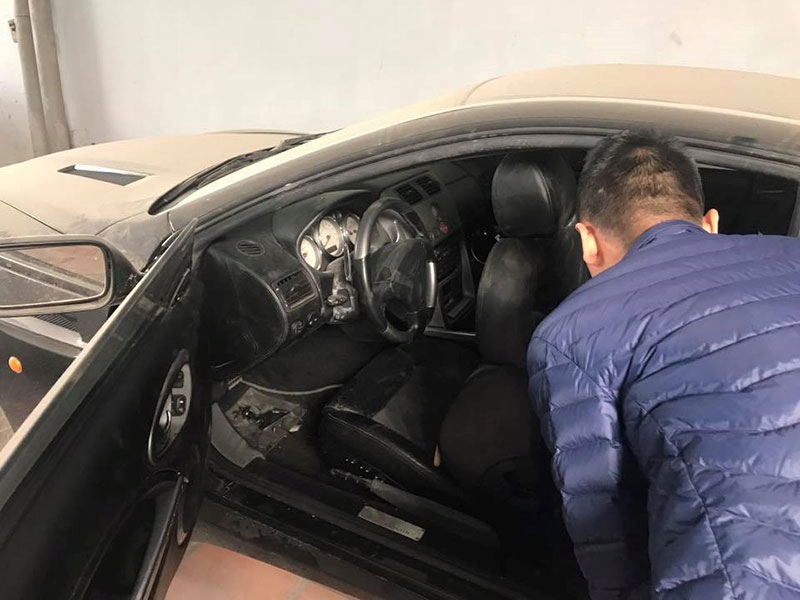 Siêu xe đầu tiên về Việt Nam bị bỏ rơi tại garage